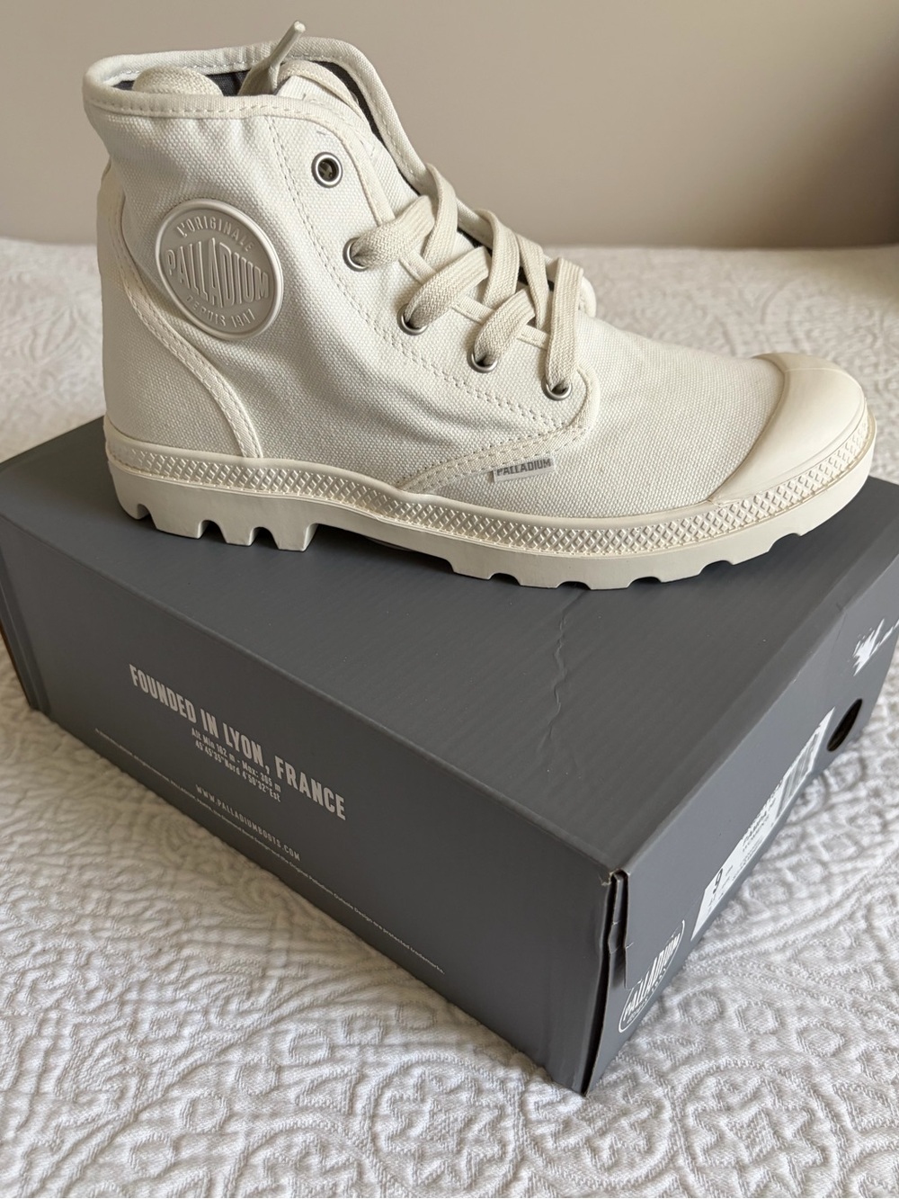 NIB Palladium Pampa Hi Women's Boots in Star White size 9